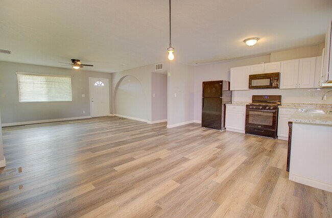 Building Photo - 334 W Harding Ave