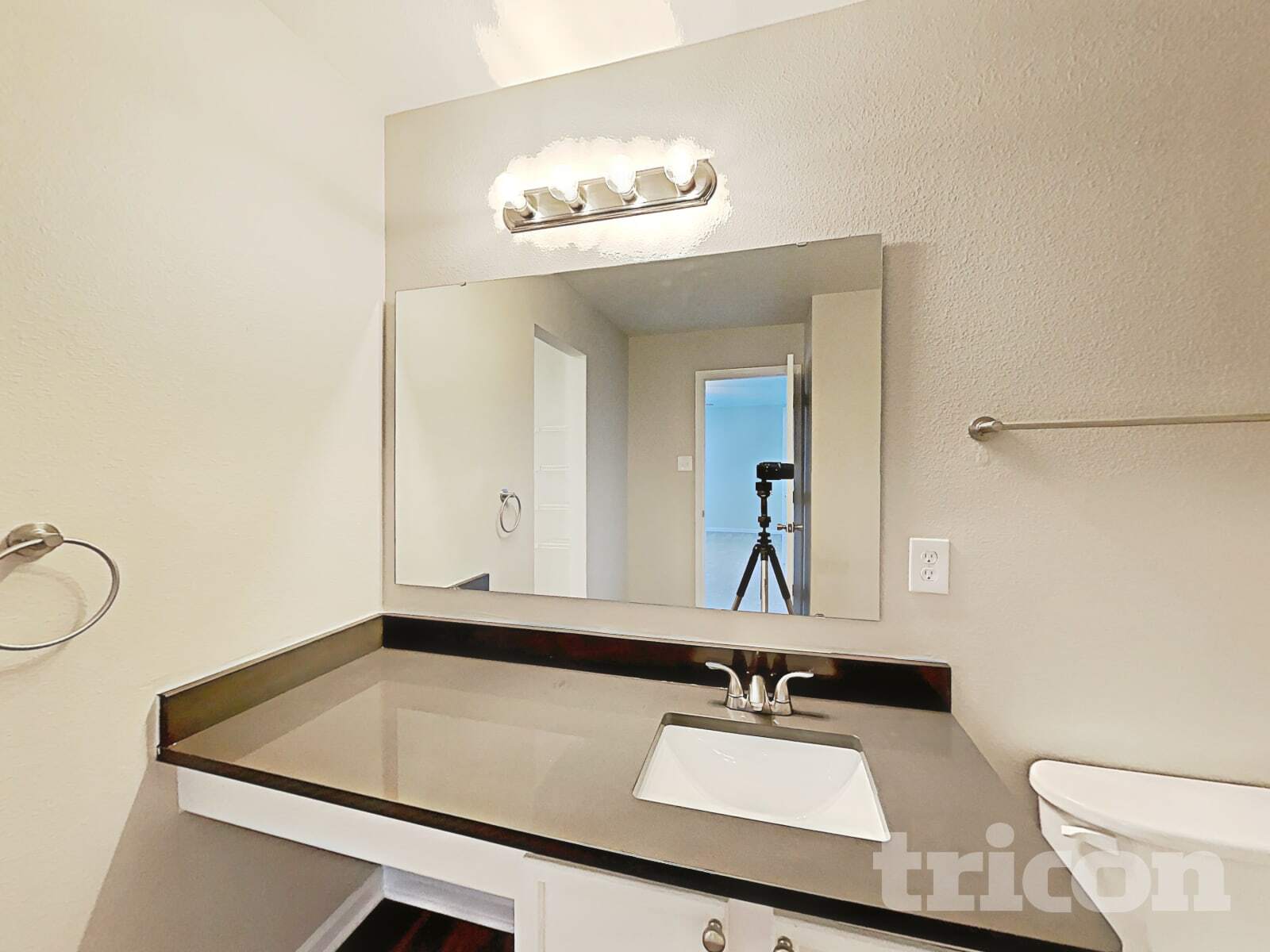 Building Photo - 7242 Fox Point Dr