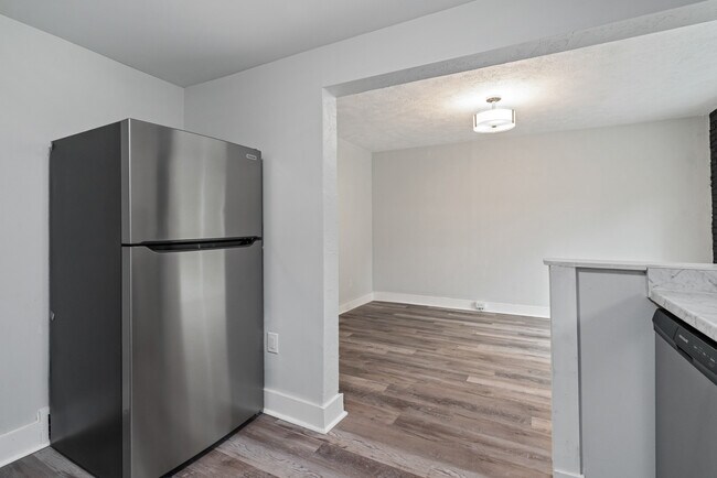 Building Photo - 2242 Manor Ave