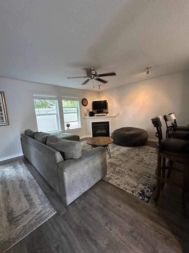 Building Photo - Charming 1 Bedroom/ 1Bathroom Lower Level ...