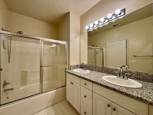 Building Photo - Amazing 2B/2BA w/ Attached 2 Car Garage, W...