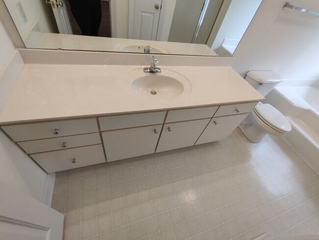 Building Photo - NEWLY RENOVATED 4 Bed/2 Bath with Communit...