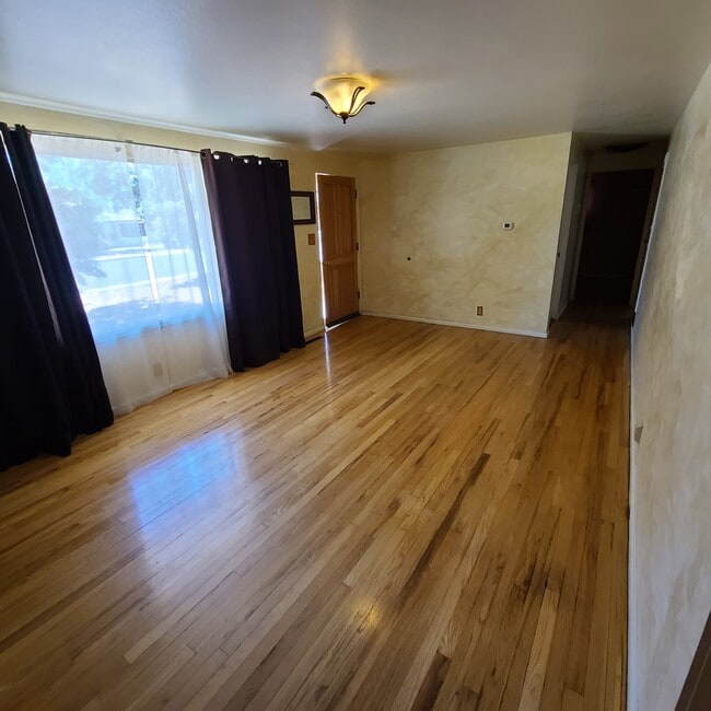 Building Photo - 1260 Pinyon Ave