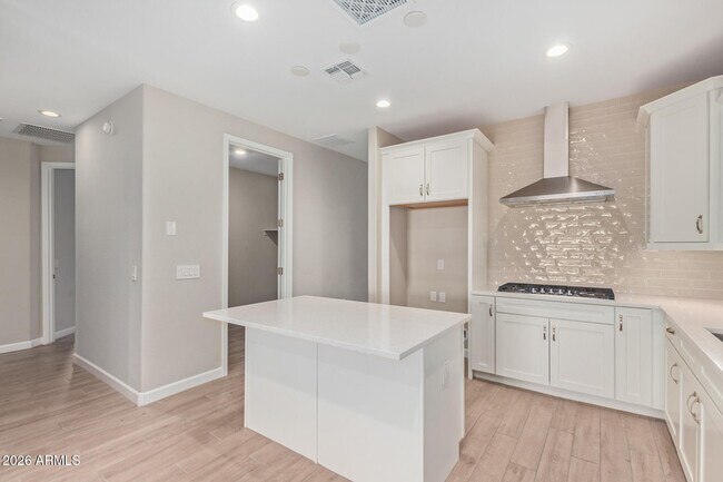 Building Photo - 2035 E Northwood Dr