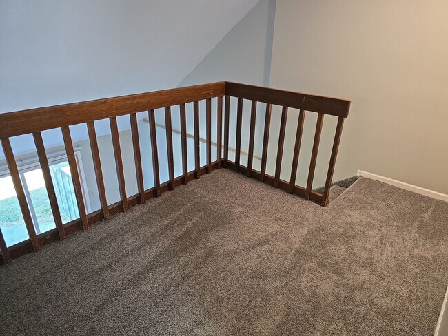 Building Photo - Spacious Townhouse Living Just Outside Downtown Woodburn