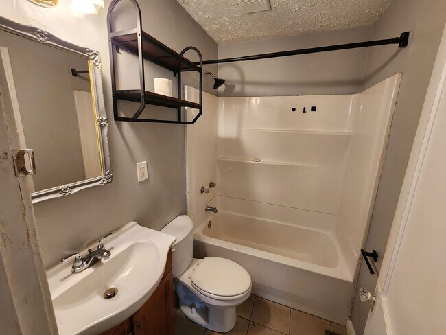Building Photo - Charming 2 bedroom 1 bath home with recent...
