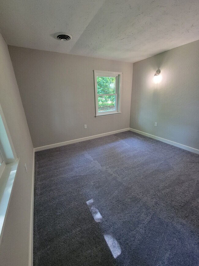 Building Photo - 7750 Mahoney Rd