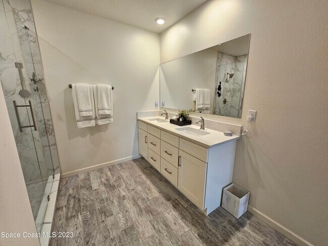 Building Photo - 445 Sorrento Dr