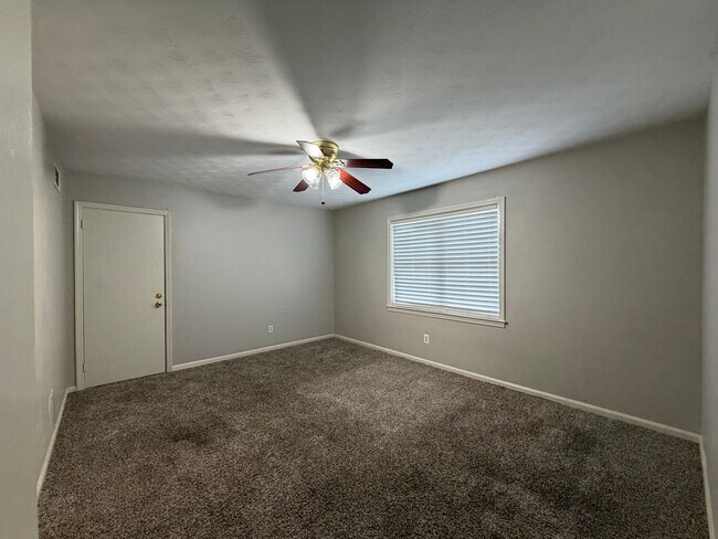 Building Photo - Gorgeous & Spacious Home Now Available