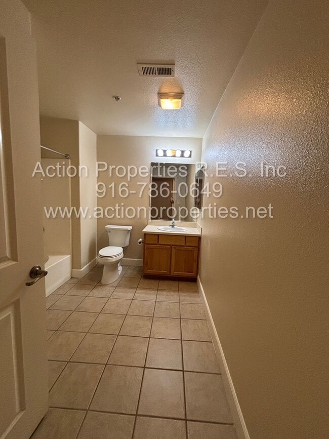 Building Photo - Move In Special 1/2 off 1st Month Rent: Ea...