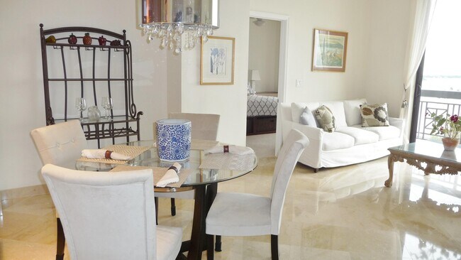 Building Photo - 801 S Olive Ave