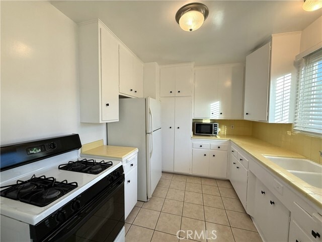 Building Photo - 665 S Lake Ave