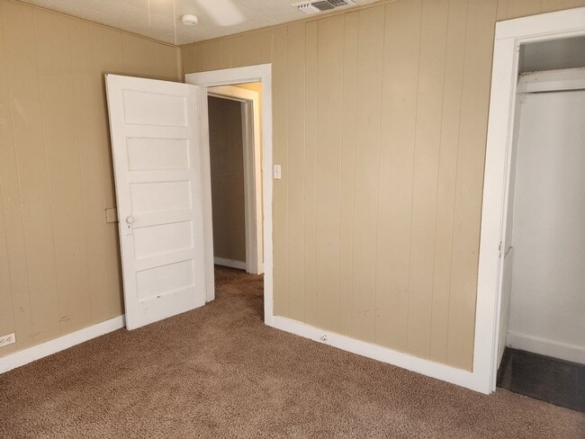 Building Photo - 2 Bed 1 Bath Home!