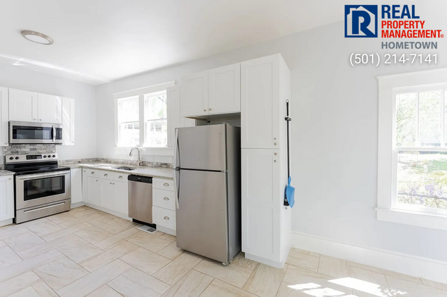 Building Photo - Monthly lease - Beautiful 3-Bed 2-Bath Hom...