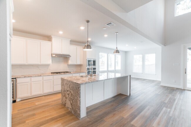 Building Photo - 11 Mariposa Wds Dr