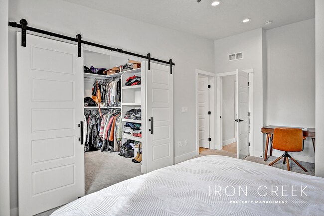 Building Photo - Contemporary Townhome Minutes from Downtown