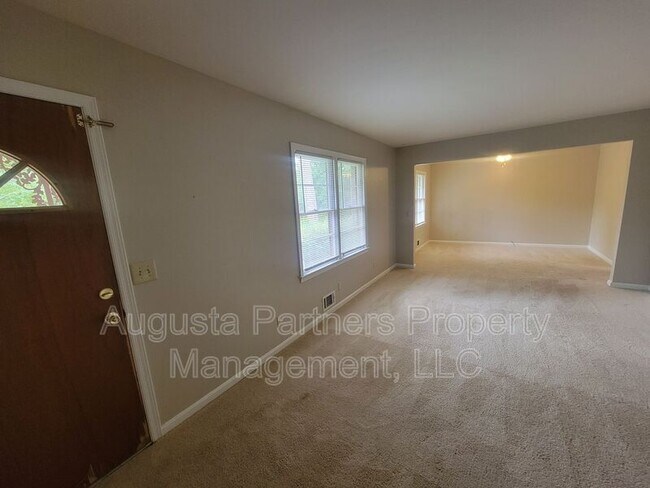 Building Photo - 1125 Crestview Dr