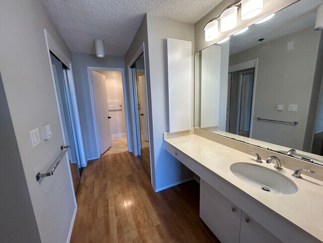 Building Photo - 2 Bed, 2 Bath Ocean View Condo in Highly D...