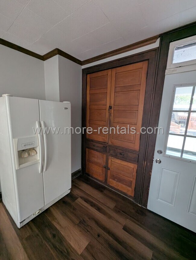 Building Photo - 392 Collingwood Ave