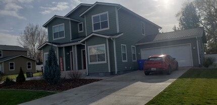 Building Photo - 3 bedroom, 2.5 bath duplex Move In August 10th!!