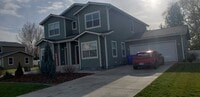 Building Photo - 3 bedroom, 2.5 bath duplex Move In August 10th!!