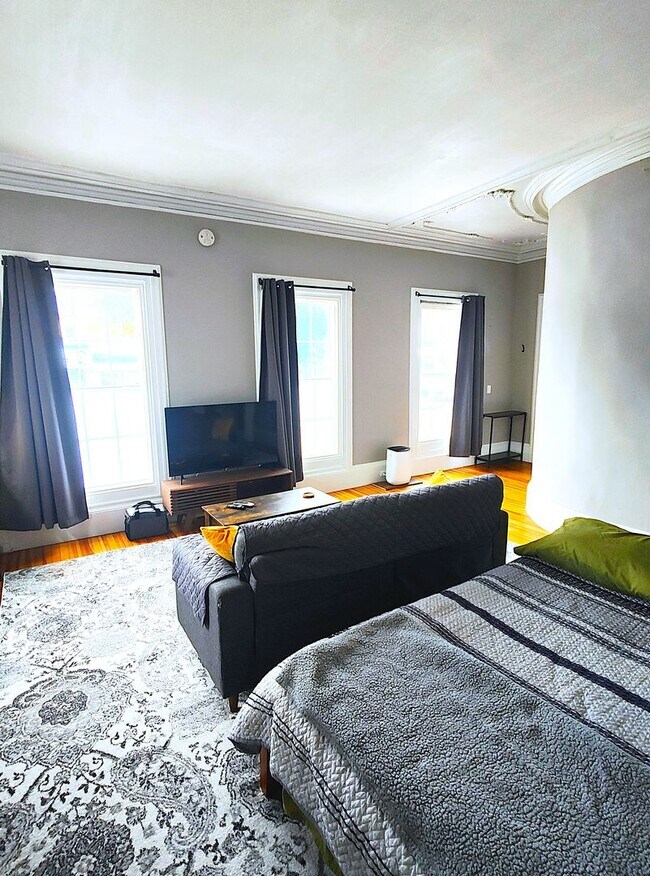 Building Photo - 123 Elmwood Ave