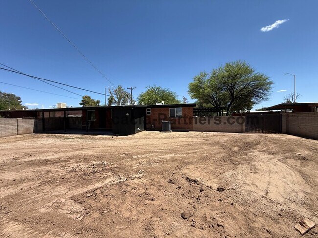 Building Photo - Three Bedroom/Two Bath Home