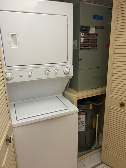 Building Photo - 503 Shady Pine Way