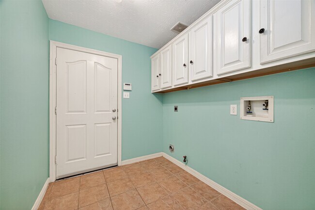 Building Photo - 23914 Glengate Dr