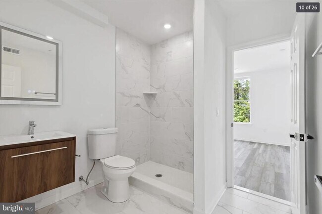 Building Photo - 890 N 42nd St