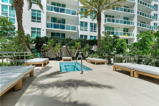 Building Photo - 950 Brickell Bay Dr
