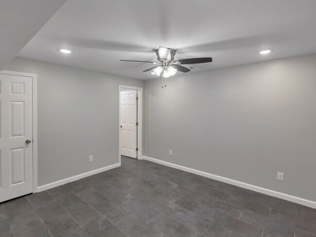 Building Photo - 2501 Sandy Ct