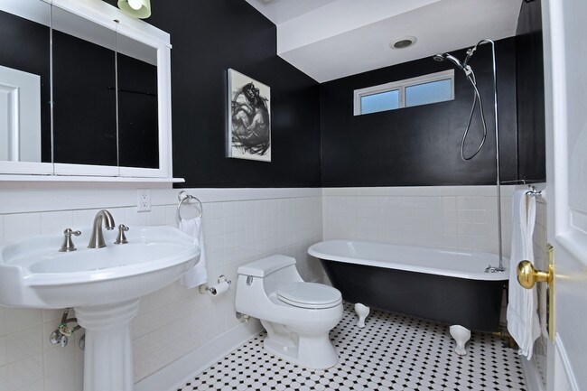 Building Photo - 10633 Chiquita St