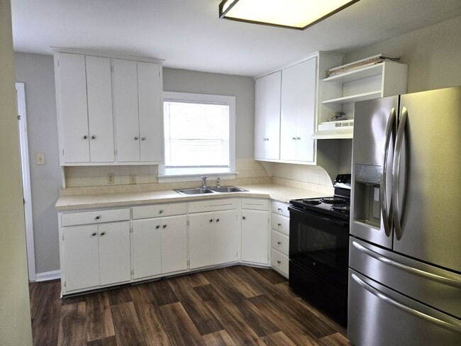 Building Photo - 401 Springhill Dr