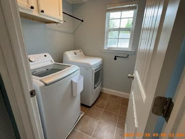 Building Photo - Lexington Living Oasis