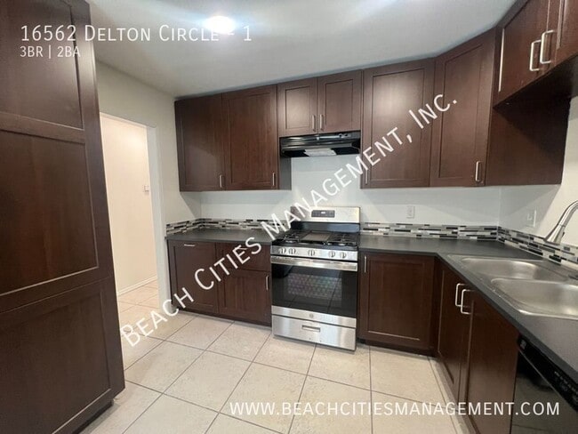 Building Photo - 16562 Delton Cir