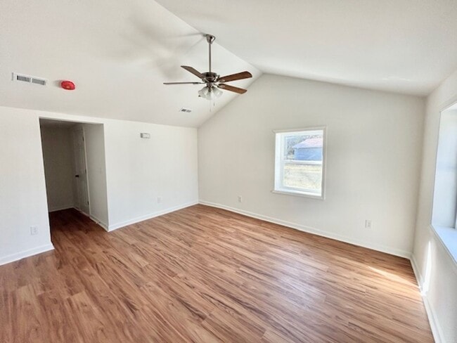 Building Photo - CHARMING 3 BEDROOM HOME - NEWLY RENOVATED! AVAILABLE MID-JANUARY