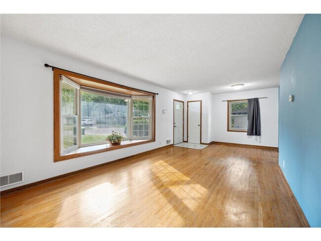Building Photo - 4 Bed - 2 Bath Brooklyn Park Home with Lar...