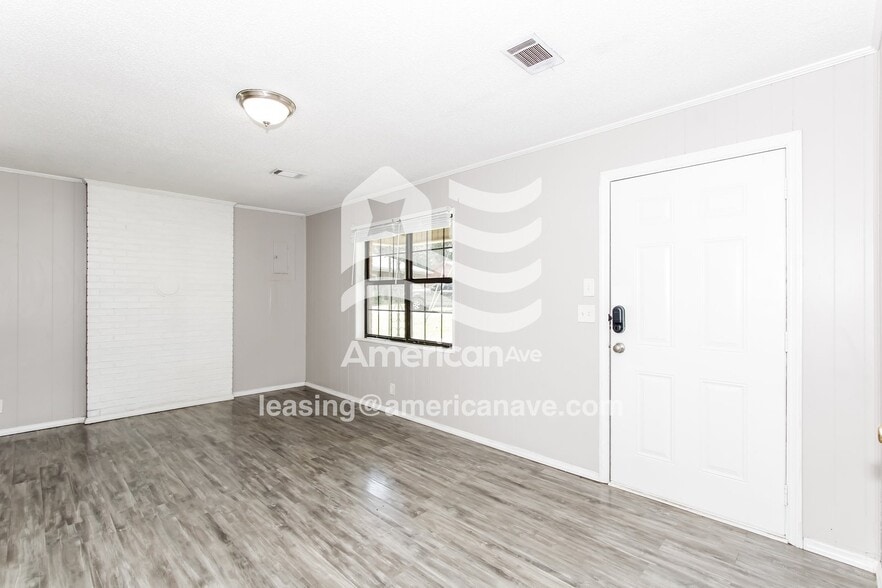 Building Photo - 700 Kester St