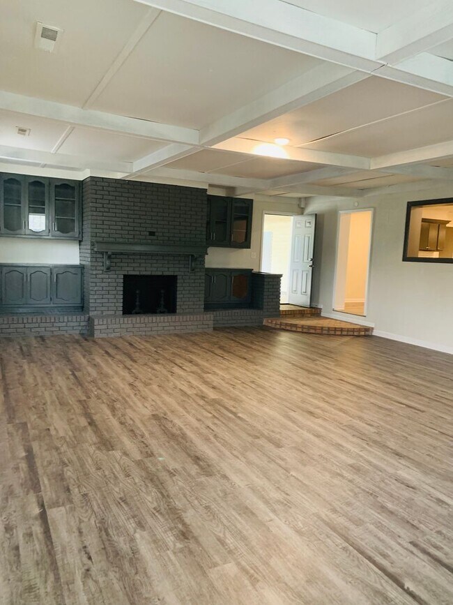 Building Photo - 106 Ward Ave SW