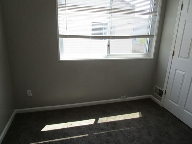 Building Photo - UPDATED 1 BEDROOM, 1 BATH HOME + OFFICE IN...