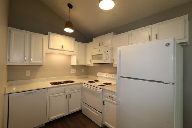 Building Photo - 320 Lakeview Dr