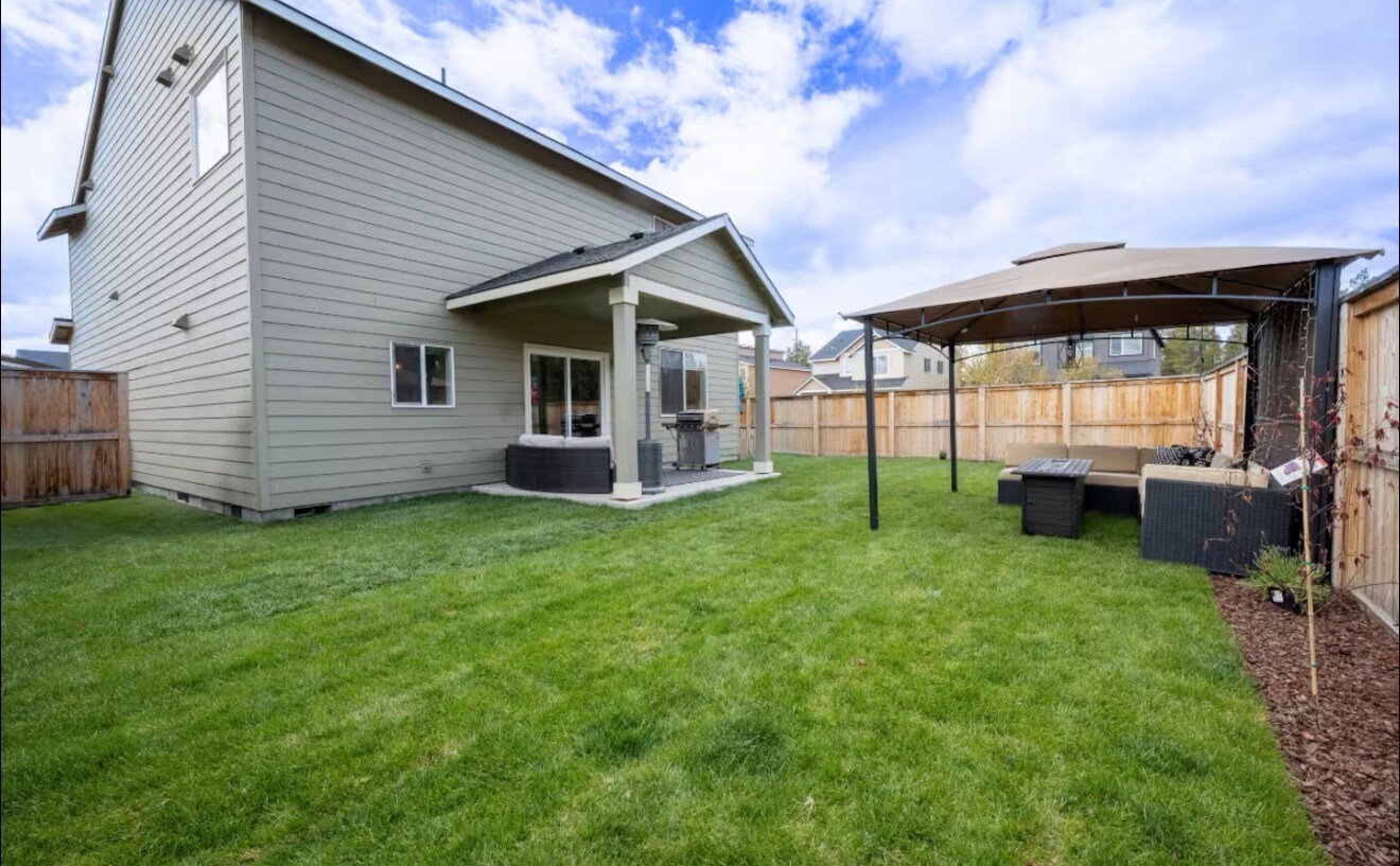 Building Photo - 16496 Pine Creek Dr