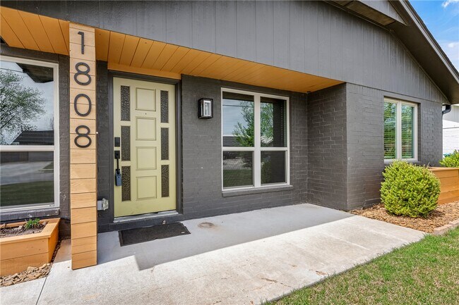 Building Photo - 1808 SW D St