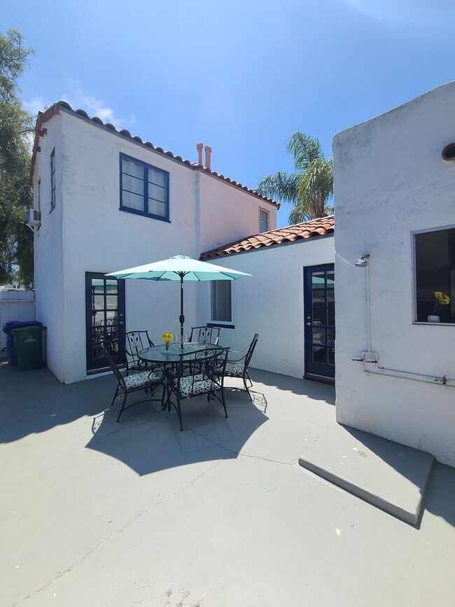 Building Photo - Charming 2 Bed 1 bath "fully furnished mon...
