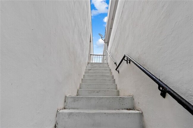 Building Photo - 1142 NE 4th Ave