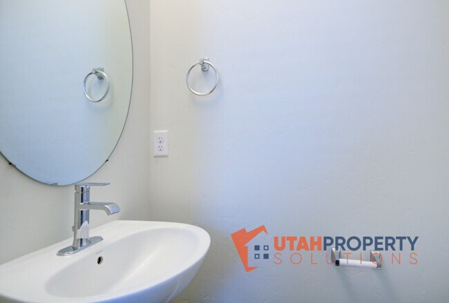 Building Photo - 952 W 500 S