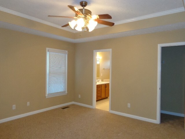 Building Photo - 2422 English Hill Dr