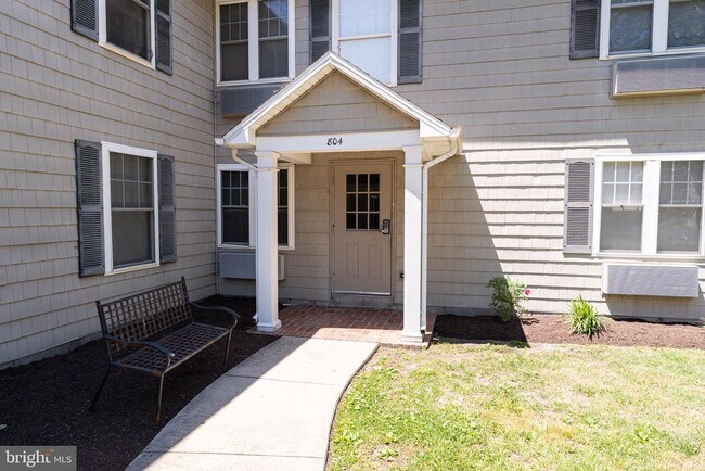Building Photo - 804 Travers St
