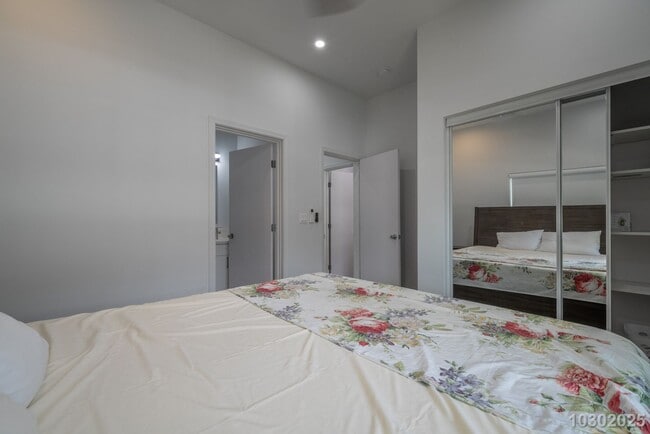 Building Photo - West Side Paradise – Stunning Fully Furnished 3-Bed, 2-Bath Upstairs Unit